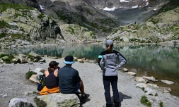 Marion Guitteny, agente de police de l'environnement de la rĂ©serve naturelle des Aiguilles Rouges, interpelle un opĂ©rateur de drone proche du lac Blanc oĂč les drones sont interdits, au-dessus de Chamonix, en Haute-Savoie, le 31 juillet 2023