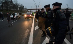 Des policiers déployés le 17 décembre sur l'autoroute menant à Orly, bloquée par des chauffeurs de VTC