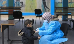 Une Palestinienne prend la température d'un enfant dans une école à Gaza, le 18 mars 2020