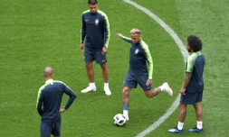 L'attaquant vedette du Brésil Neymar (c) contrôle le ballon lors d'une séance d'entraînement au stade de Saint-Pétersbourg, le 21 juin 2018  