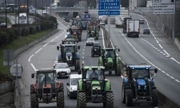 Des agriculteurs bloquent l'autoroute A47 près de Lyon, le 21 février 2018