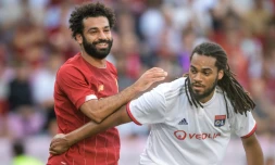 L'attaquant égyptien de Liverpool Mohamed Salah (g) et le défenseur belge de l'Olympique lyonnais Jason Denayer, lors d'un match amical le 31 juillet 2019 à Genève