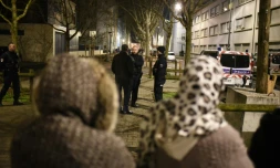 Des policiers sur le site d'une fusillade meurtriÚre en pleine rue à Villeurbanne, dans le RhÎne, le 7 février 2016