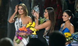 La couronne est enlevée de la tête de Miss Colombia (g), sacrée par erreur Miss Univers, le 20 décembre 2015 à Las Vegas pour être remise à Miss Philippines (d) 