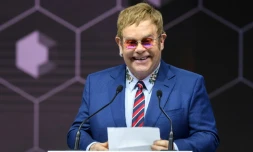 Elton John prononce un discours lors de la remise d'un prix avant le Forum économique mondial de Davos, en Suisse, le 22 janvier 2018