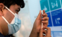 Nouveaux confinements à la veille des premières vaccinations dans l'UE