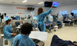 Les bandonéonistes Abril Farolini, Ramiro Hernåndez et la chanteuse Paola Larrama se produisent dans la salle de dialyse du Centre Diaverum pour patients rénaux, à Montevideo: le 17 juin 2022