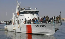 Des migrants secourus en mer arrivent dans le port de Sfax à bord d'un bateau de la Garde nationale tunisienne, le 4 octobre 2022