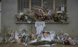Des fleurs et des messages déposés devant un silo agricole où a été retrouvé le corps de la collégienne Lyhanna, le 16 juin 2026 à Puycasquier, dans le Gers