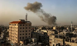 De la fumée s'élÚve au-dessus des immeubles aprÚs un bombardement sur Rafah au sud de la bande de Gaza le 27 mars 2024