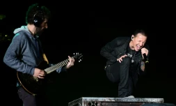 Chester Bennington (d), le chanteur du groupe américain Linkin Park, lors d'un concert à Las Vegas, le 9 mai 2015