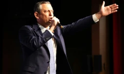 Özgür Özel, le président du CHP, lors du congrès extraordinaire de son parti à Ankara, le 6 avril 2025