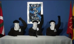 Des militants séparatistes de l'ETA enregistrent un message vidéo, le 20 octobre 2011