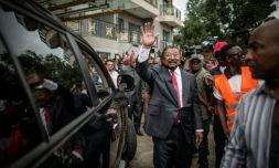 Le candidat Jean Ping salue ses partisans à Libreville, le 28 août 2016