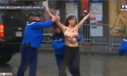 Image tirée d'une vidéo réalisée par TF1 d'une des trois Femen interpellées par des gendarmes sur les Champs-Elysées, le 11 novembre 2018