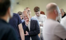 Le chancelier allemand Olaf Scholz, du parti social-démocrate (SPD), attend de voter aux élections européennes, le 9 juin 2024 à Potsdam, dans l'est de l'Allemagne