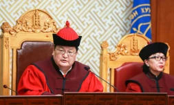 Le président de la de la Cour suprême de Mongolie Odbayar Dorj (à gauche) lors d'une conférence à Oulan-Bator le 22 octobre 2019