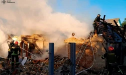 Photo diffusée par les services d'urgence ukrainiens, le 8 mai 2024, montrant des secours intervenant sur une maison détruite par une attaque de missile dans la région de Kiev