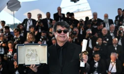 Le réalisateur iranien Jafar Panahi avec sa Palme d'or pour "Un simple accident", le 24 mai 2025 au festival de Cannes