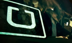 Un homme essaye un véhicule lors du premier salon de recrutement d'Uber à Los Angeles, le 10 mars 2016