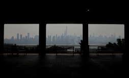 Le bord de l'eau Ă West New York, dans le New Jersey, donnant sur Manhattan, le 8 juin 2023