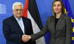 Le président palestinien Mahmoud Abbas (G) est accueilli par la cheffe de la diplomatie de l'UE Federica Mogherini le 27 mars 2017 à Bruxelles