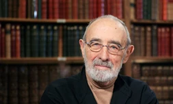 L'ancien ministre de l'Agriculture et de l'Equipement Edgard Pisani pose, le 11 février 2004 à Paris, avant de participer à l'émission Bibliothèque Médicis intitulée "Les couacs de la mondialisation" 