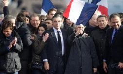 François Fillon entre sa fille Marie et sa femme Penelope Fillon lors du rassemblement au Trocadéro le 5 mars 2017 à Paris