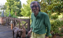 Patrick Balkany dans le jardin de sa maison à Giverny, le 5 août 2022 dans l'Eure