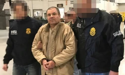 Le Mexicain Joaquin Guzman Loera dit "El Chapo" à Ciudad Juarez lors de son extradition vers les Etats-Unis, selon une photo divulguée le 19 janvier 2017 par le ministère mexicain de l'Intérieur, qui a flouté le visage de ses deux policiers