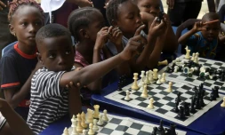 Des enfants nigérians jouent aux échecs dans un bidonville de Lagos, le 17 août 2019
