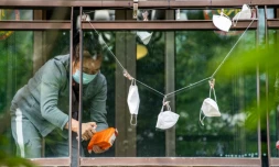 Un résident confiné désinfecte un sac de courses dans le district de Pudong à Shanghai le 1er mai 2022