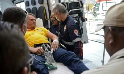 L'ancien président brésilien Jair Bolsonaro arrive en ambulance à l'hôpital Rio Grande à Natal, dans le nord-est du Brésil, le 11 avril 2025