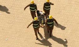 Les sauveteurs emportent un homme, affecté par la chaleur, à Mina, en Arabie saoudite, le 16 juin 2024