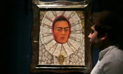 Un employé du musée Victoria & Albert Museum de Londres devant un autoportrait de Frida Kahlo lors d'une exposition consacrée à l'artiste mexicaine, le 13 juin 2018