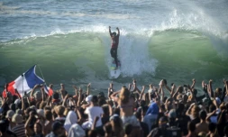Le surfeur Jérémy Florès remporte pour la première fois de sa carrière à Hossegor, l'étape française du circuit mondial, le 11 octobre 2019