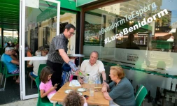 Pablo Gonzalez, propriétaire d'un restaurant à Benidorm, en Espagne, sert des clients le 7 juin 2022 