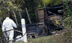 Des enquêteurs sur les lieux de la collision de Puisseguin entre un camion et un bus, le 24 octobre 2015, en Gironde