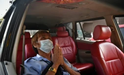 Le chauffeur de taxi Wasan Sukjit prie dans sa voiture, le 3 mars 2021 Ă Bangkok