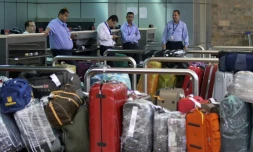 Le personnel egyptien de l'aéroport de Charm el-Cheikh près des bagages dans le terminal des départs le 5 novembre 2015