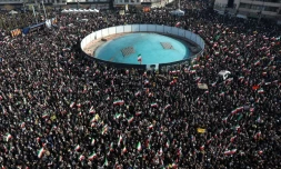 Des drapeaux iraniens et des portraits du nouveau guide suprême iranien, l'ayatollah Mojtaba Khamenei, lors d'un rassemblement de soutien à Téhéran, le 9 mars 2026