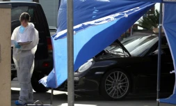 Des policiers et des experts légistes le 16 octobre 2012 devant une station-service d'Ajaccio, en Corse, aprÚs que l'avocat Antoine Sollacaro a été abattu dans sa voiture