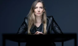 L'ancienne mannequin française Juliette G., "hameçonnée" pour être présentée au criminel sexuel américain Jeffrey Epstein, pose le 10 mars 2026 à Paris