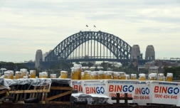 Les fusées sont prêtes à être allumées face au Harbour bridge de Sydney, photo du 29 décembre 2016