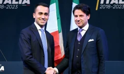 Le chef de file du M5S Luigi Di Maio serre la main de Giuseppe Conte le 1er mars 2018
