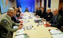 Photo de la réunion d'Emmanuel Macron avec ses principaux conseillers diplomatiques et militaires au PC Jupiter de l'Elysée, le 14 avril 2018