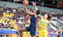 La Française Sandrine Gruda (g) lors de la victoire 71 à 65 sur la SuÚde lors de l'Euro le 30 juin 2019 à Riga