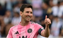 La star du football Lionel Messi fait un signe de la main, le 24 janvier 2026 à Lima