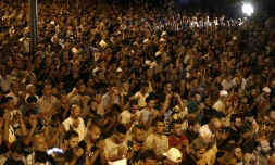 Des Palestiniens musulmans prient aux abords de l'esplanade des Mosquées, le 23 juillet 2017, en protestation contre les nouvelles mesures sécuritaires israéliennes 