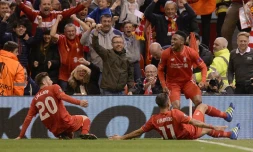 L'attaquant de Liverpool Daniel Sturridge (debout) fête son but contre Villarreal avec ses coéquipiers Adam Lallana (g) et Firminio, le 5 mai 2016 à Anfield